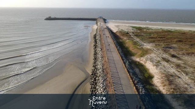 Pier de pedras avançando sobre o mar — vídeo aéreo de São Luís