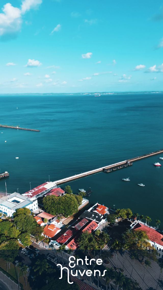 Píer e mar azul na orla urbana