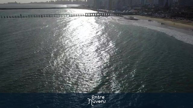 Píer e mar reluzente ao nascer do sol — vídeo aéreo de Fortaleza