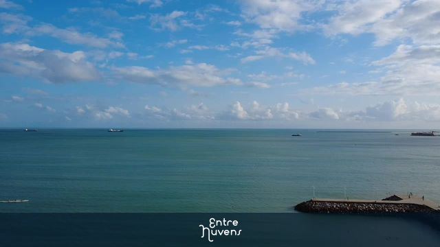 Pier e navios no horizonte do oceano azul — vídeo aéreo de Fortaleza