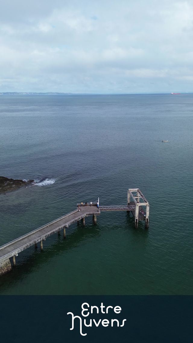 Píer isolado sobre o mar azul
