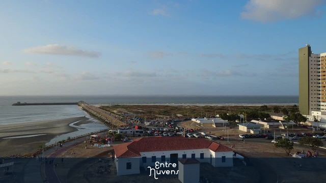 Píer movimentado ao entardecer na orla da Península de São Luís-Ma 