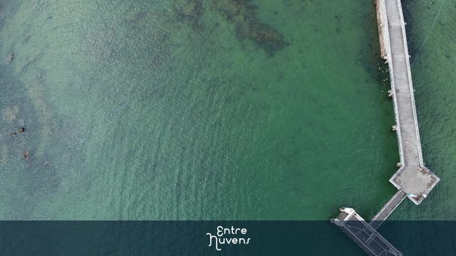 Píer sobre águas verdes cristalinas Humaitá