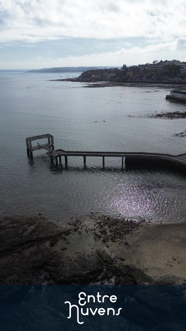 Píer solitário sob o céu nublado