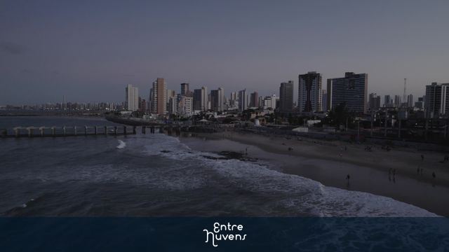 Pier Urbano ao Entardecer na Praia Central