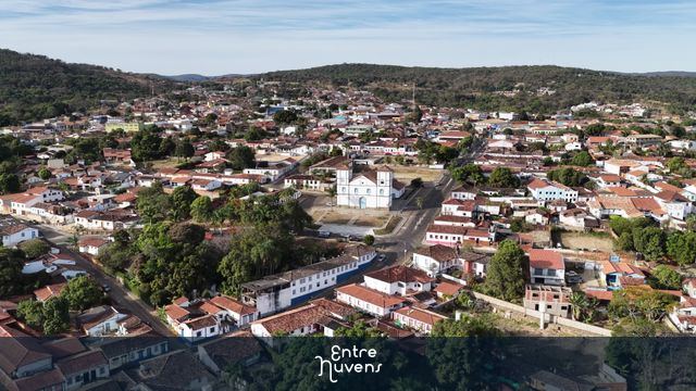 PIRENÓPOLS - IGREJA DO ROSÁRIO — vídeo aéreo de Pirenópolis