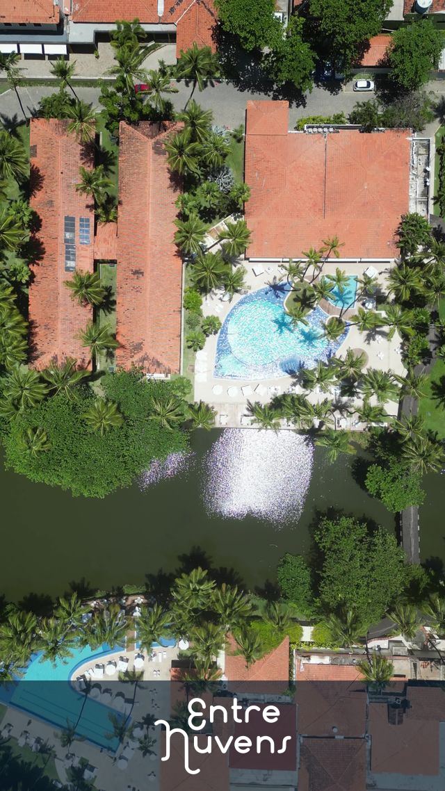 Piscina e palmeiras em resort à beira de lago na Praia do Bairro Jatiuca — vídeo aéreo de Maceió