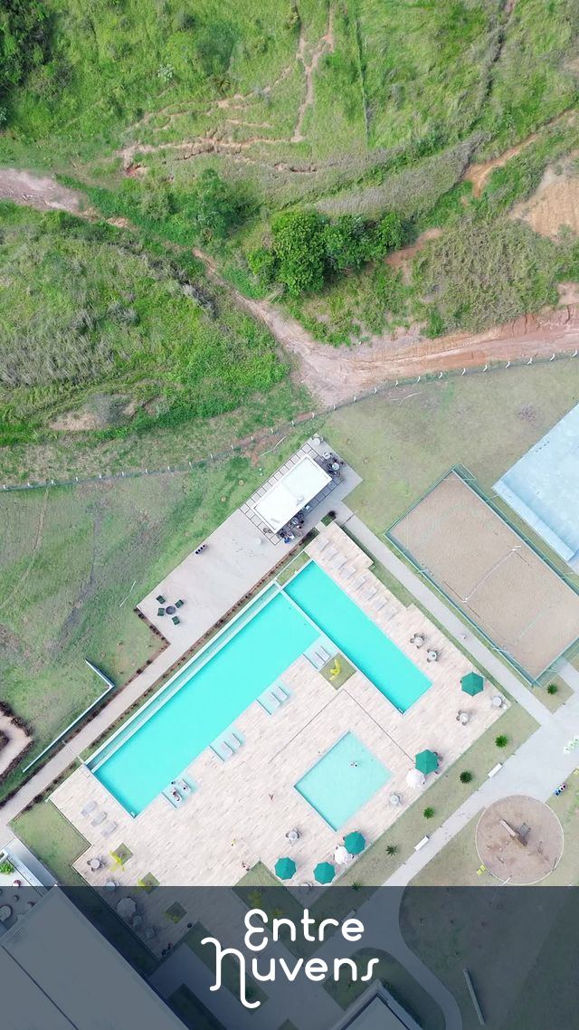 Piscina linda ao pôr do sol  — vídeo aéreo de Volta Redonda