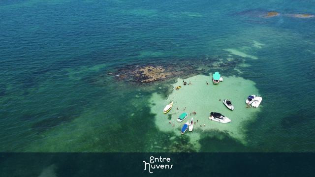 Piscinas naturais de Paramana, Ilha dos Frades, Baía de todos os Santos. — vídeo aéreo de Salvador