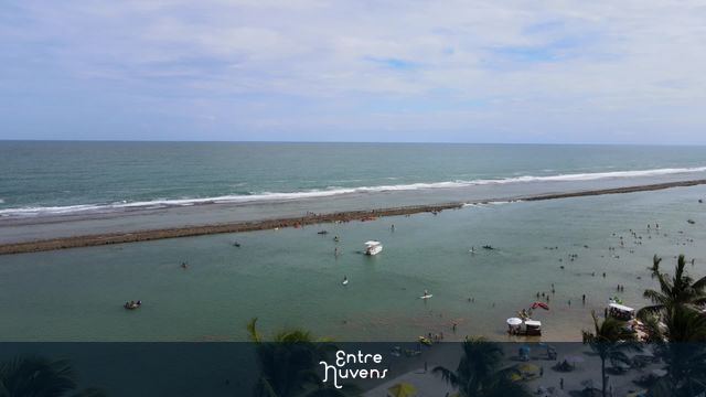 Piscinas naturais e arrecifes em praia tropical — vídeo aéreo de Ipojuca