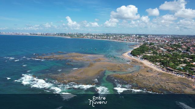 Piscinas naturais e praia de Itapoã em destaque