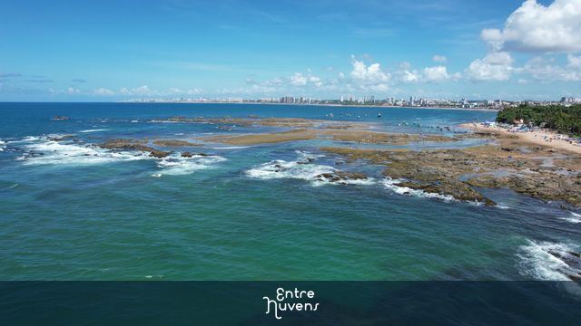 Piscinas naturais e skyline de Salvador Praia de Itapoã