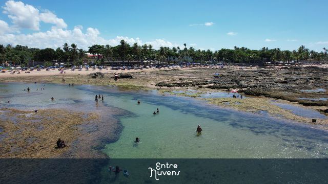 Piscinas naturais na praia com águas cristalinas Praia de Itapoã