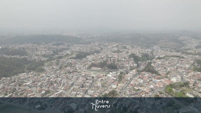Plano geral da cidade do interior paulista — vídeo aéreo de Caieiras