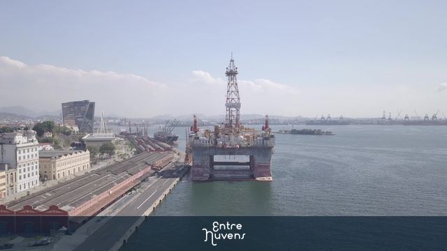 Plataforma de petróleo no porto urbano na Zona Portuária do Rio de Janeiro
