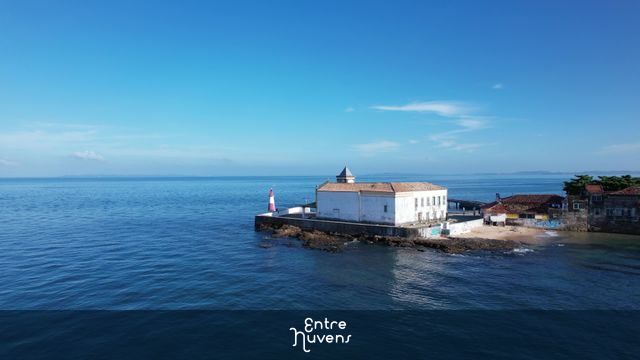 Ponta do Humaitá e o Farol na Baía de Todos os Santos