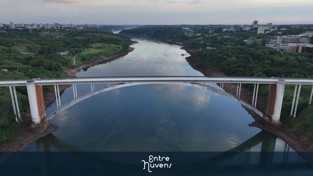 Ponte da Amizade sobre o rio Paraná etre Brasil e Paraguai — vídeo aéreo de Foz do Iguaçu
