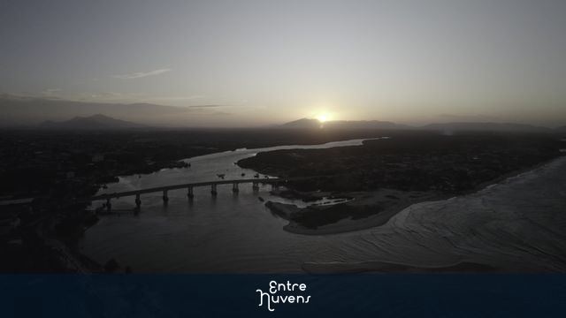 Ponte da Barra do Ceará ao final de tarde