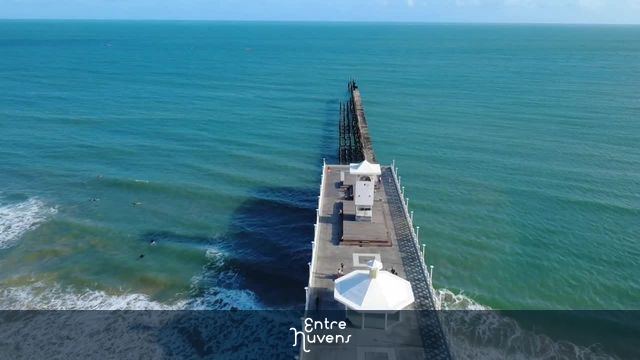 Ponte dos Ingleses se estendendo sobre o mar azul — vídeo aéreo de Fortaleza