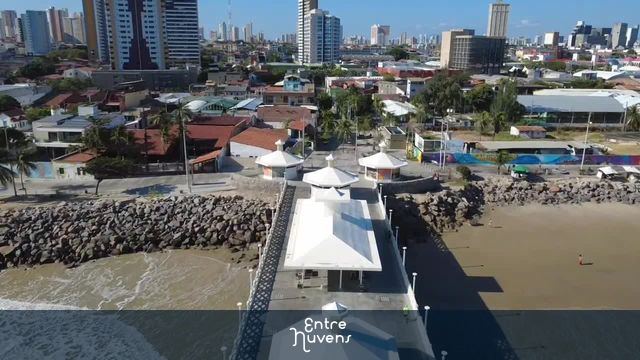 Ponte dos Ingleses sobre o mar com vista para a cidade — vídeo aéreo de Fortaleza