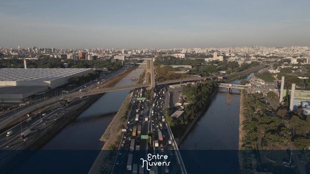 Ponte Estaiada com Trânsito Intenso — vídeo aéreo de São Paulo
