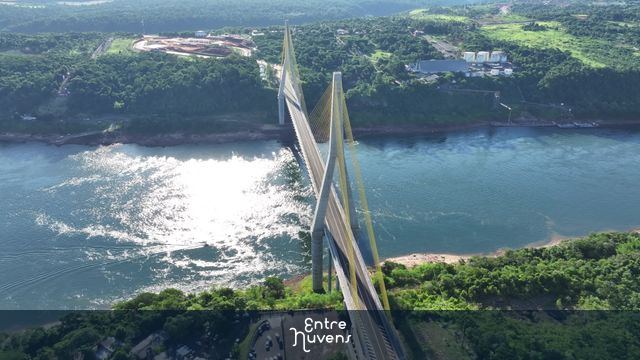 Ponte estaiada sobre o rio entre Brasil e Argentina triplice fronteira — vídeo aéreo de Foz do Iguaçu