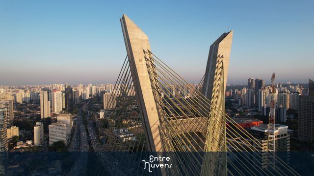 Ponte Estaiada X Poluição  — vídeo aéreo de São Paulo