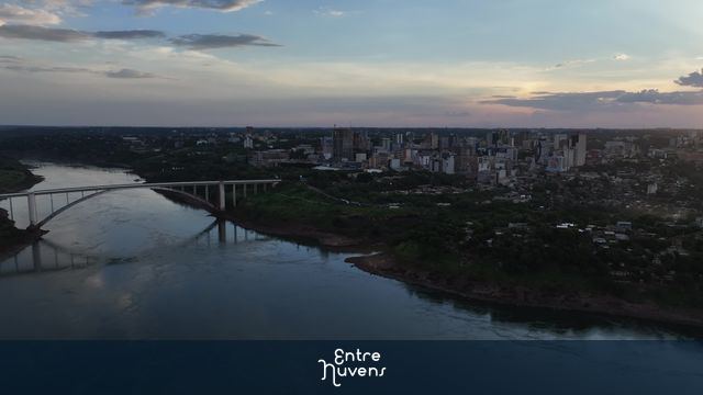 Ponte Internacional da amizade ao Entardecer sobre o rio paraná — vídeo aéreo de Foz do Iguaçu