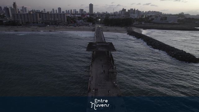Ponte sobre o mar ao entardecer