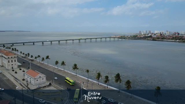 Ponte sobre o mar com avenida à beira-mar — vídeo aéreo de São Luís