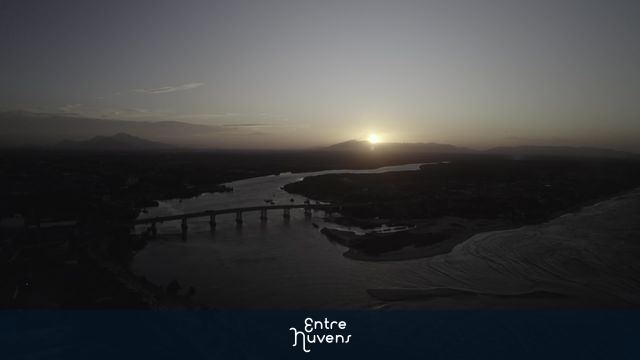 Ponte sobre o rio Ceará ao pôr do sol