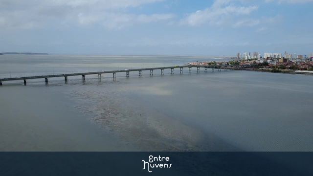 Ponte sobre o rio com vista para a cidade