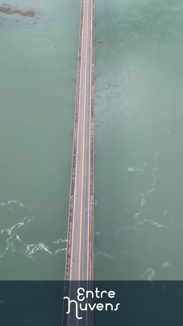 Ponte solitária sobre águas verdes — vídeo aéreo de Ouroeste