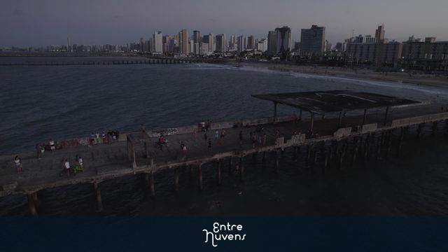 Ponte velha ao entardecer na orla de Fortaleza