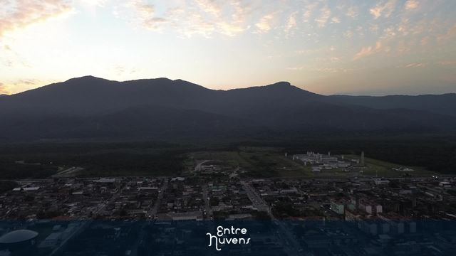 Por do sol area continental  — vídeo aéreo de São Vicente