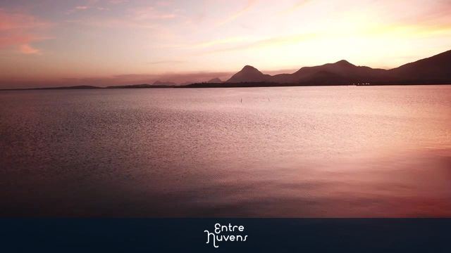 Por do sol com esculturas e estátua da Araçatiba na lagoa de Maricá