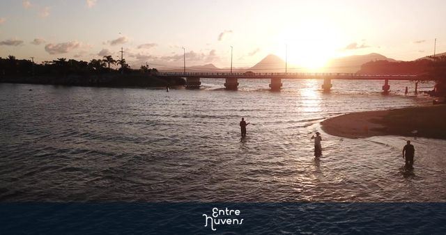 Pôr do sol de outono com pescadores no Boqueirão de Maricá