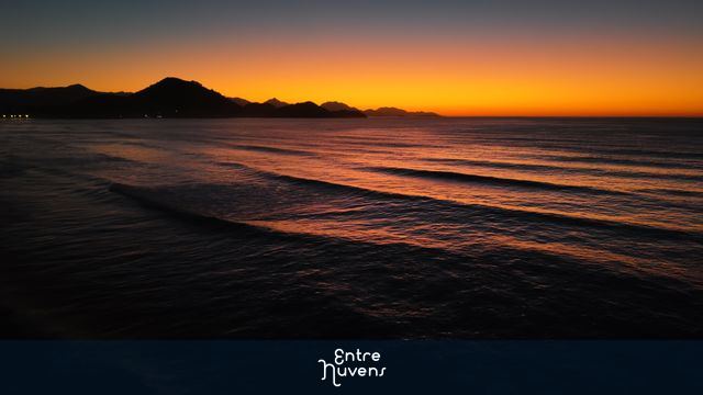 Pôr do Sol Deslumbrante na Praia Grande em Ubatuba: Imagens Aéreas Relaxantes