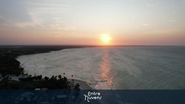 Pôr do sol deslumbrante sobre o litoral