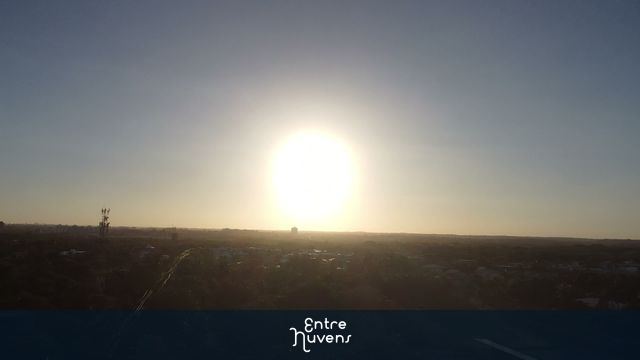 Pôr do Sol Dourado e Brilhante no Horizonte da Cidade — vídeo aéreo de Camaçari