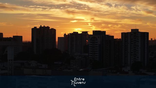 Pôr do sol dourado entre prédios urbanos