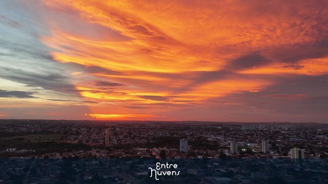 Por do sol dourado sobre a cidade — vídeo aéreo de Goiânia