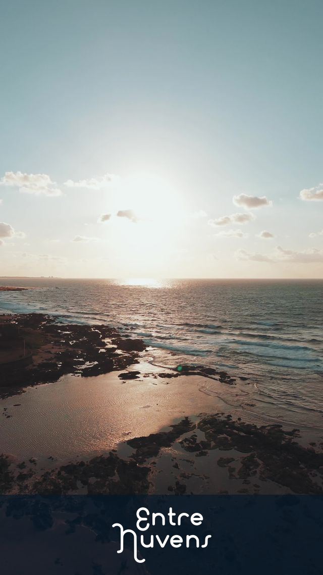 Pôr do sol dourado sobre o mar e as pedras