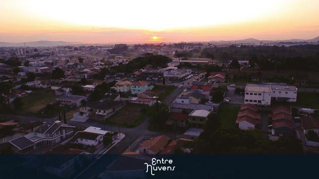 POR DO SOL EM CIDADE  — vídeo aéreo de Campo Largo