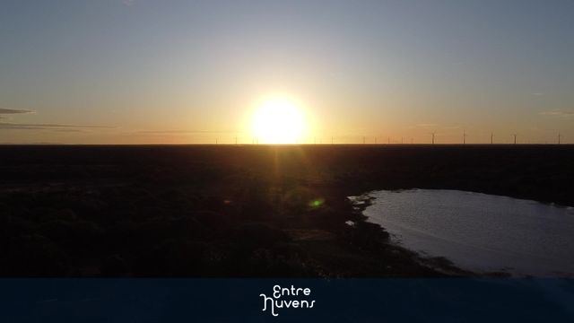 Por do sol em parque eólico — vídeo aéreo de Fortaleza