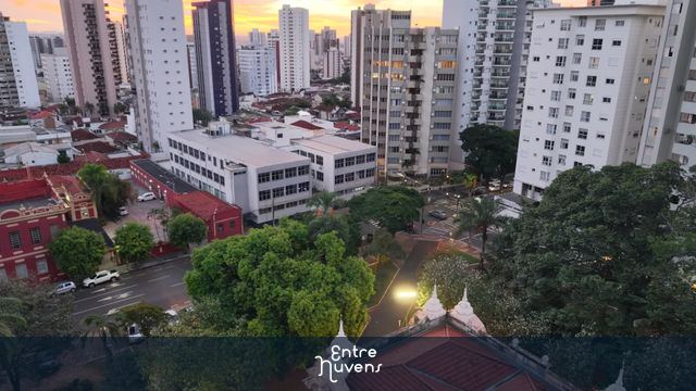 Pôr do Sol em Uberlândia: Vista Aérea da Cidade ao Entardecer