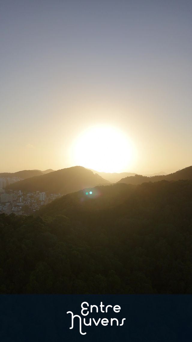 Por do Sol entre montanhas  — vídeo aéreo de Guarujá
