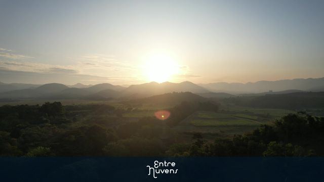 Por do sol entre montanhas
