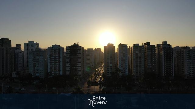 Pôr do sol entre prédios em Santos-SP