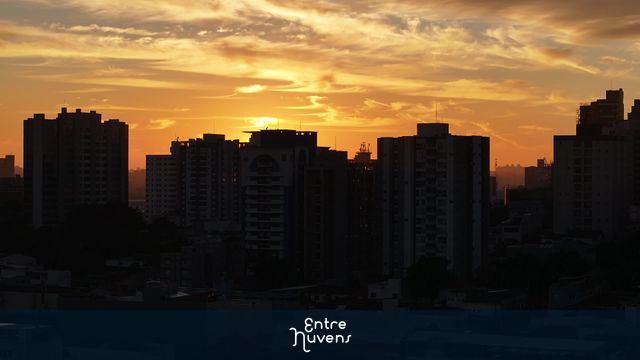 Pôr do sol entre prédios urbanos